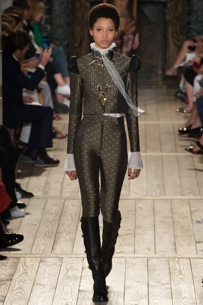 Look 30